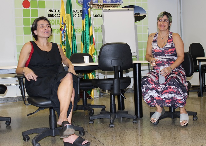 Professoras Rosa Primo (UFC) e Luciana Ribeiro (IFG), palestrante e coordenadora da atividade de abertura do semestre da Licenciatura em Dança do Instituto Federal de Goiás, no Câmpus Aparecida de Goiânia